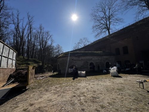Die Sonne scheint, der Platz ist leer und alle Hände sind am arbeiten