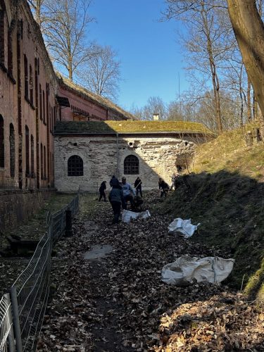 Okay, scheinbar liegt hier noch genug rum