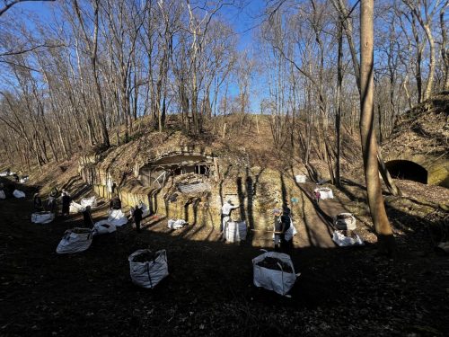Und es sind viele Säcke die befüllt werden