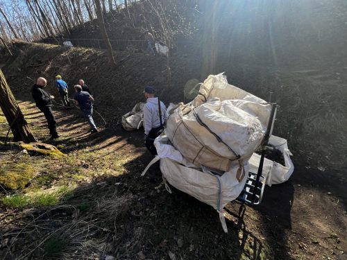 Langsam neigt sich der Arbeitseinsatz dem Ende und nicht mehr benötigte leere Säcke werden zurück gebracht
