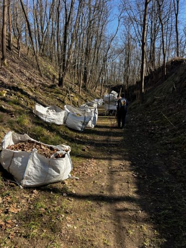 Und es verbleiben noch mehr gefüllte Säcke zur Abholung