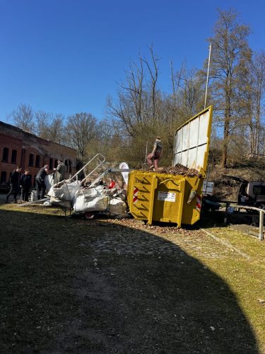 Alle gelieferten Laubsäcke werden vom fleißigen Team auf den bereits randvoll gefüllten Container verladen und ausgekippt