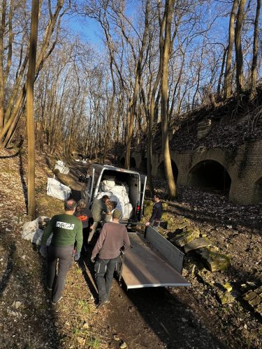 Mittlerweile hat der Transporter einen Anhänger bekommen um noch mehr Säcke zu transportieren