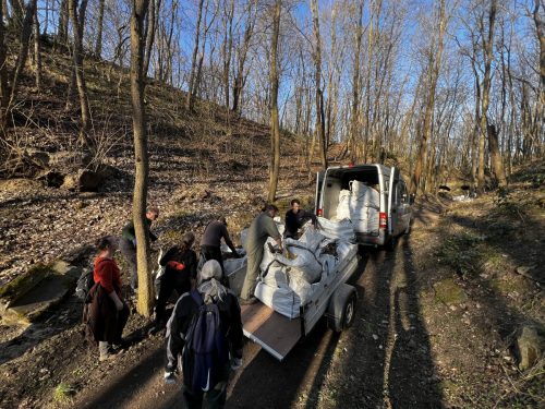 Die Karawane zieht weiter der Container hat Hunger