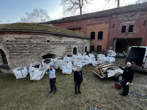 Und trotzdem gibt es immer noch gefüllte Säcke, da muss wohl ein zweiter Container her aber den bekommen wir nicht mehr zu sehen