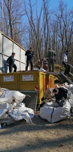 Es wird das Eigengewicht verwendet um die Blätter nach unten zu drücken